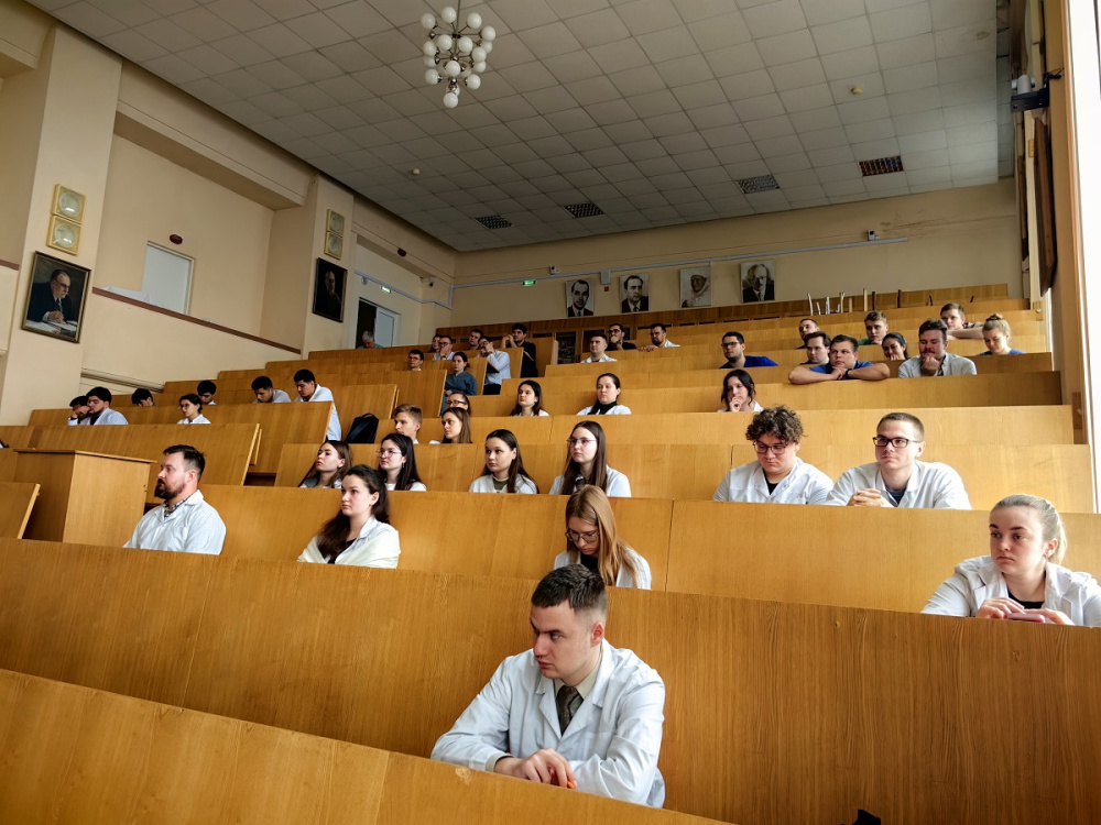 Роботы вместо скальпеля? В ПИМУ обсудили цифровое будущее эндопротезирования